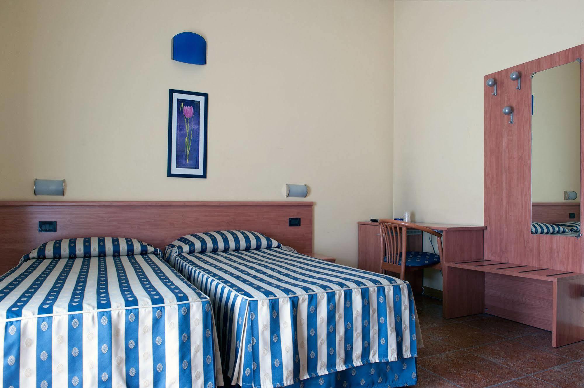 Hotel Blue Ribbon Верчели Екстериор снимка