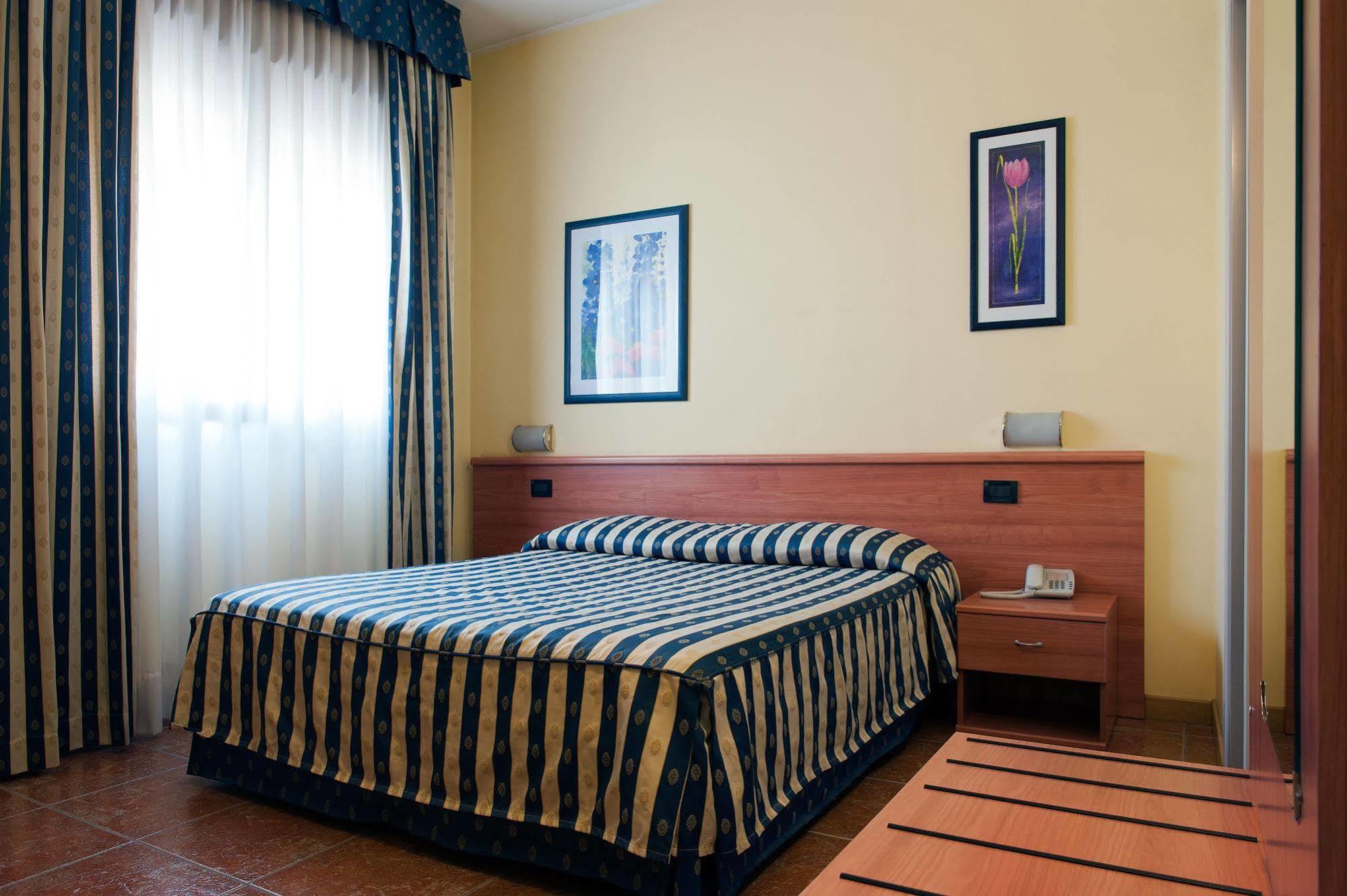 Hotel Blue Ribbon Верчели Екстериор снимка